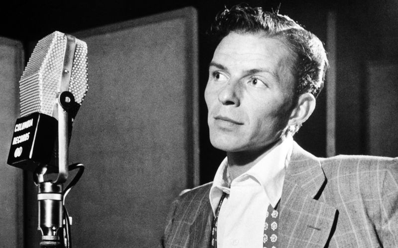 Der junge Sänger Frank Sinatra eroberte Amerika Anfang der 40er-Jahre im Sturm. Die Doku "Frank Sinatra - Amerikas goldenes Zeitalter" erzählt seinen Karriereweg kompakt in einer knappen Stunde.