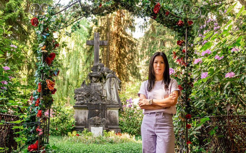 Für den zweiten Teil der "Terra X"-Reihe "Unser Leben" besucht Mai Thi Nguyen-Kim unter anderem das Grab von Schauspieler Jan Fedder auf dem Friedhof Ohlsdorf in Hamburg.