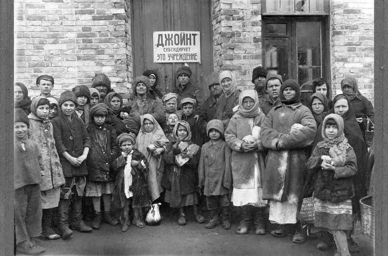 Trotz der fruchtbaren "schwarzen Erde" war die Ukraine in Abhängigkeit von Russland ein armes Land: Armenspeisung in Saporischschja in den 1920er-Jahren.