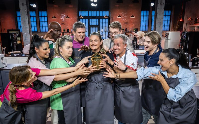 Zehn Promis backen für den goldenen Cupcake um die Wette (von links): Ella Endlich, Senna Gammour, Bruce Darnell, Manuela Wisbeck, Steffen Groth, Nadine Angerer, Maxi Gstettenbauer, Pierre Littbarski, Vincent Gross und Amira Aly.