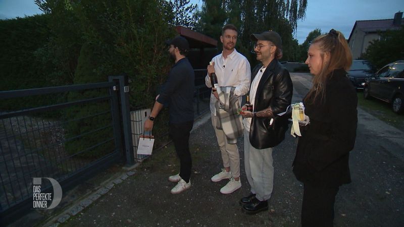 Ratlose Gäste: Michèl, Max, Tony und Maria (von links nach rechts) stehen vor Flohs Haus, doch das Tor lässt sich einfach nicht öffnen.
