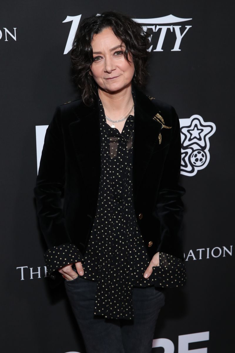 Sara Gilbert spielte in "Roseanne" die mit sich selbst und der Welt hadernde Jugendliche Darlene. Das Ende der von 1988 bis 1997 produzierten Sitcom bedeutete nicht das Karriereaus für die US-Schauspielerin. Der Einzug in den Hollywood-Olymp gelang ihr aber auch nicht. Am 29. Januar feiert Gilbert ihren 50. Geburtstag. Anlass genug, um die Serie noch einmal zu feiern und die Karrieren ihrer Darsteller näher zu beleuchten.