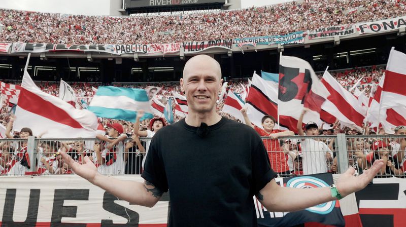 Es gilt als das vielleicht lauteste und emotionalste Stadt-Derby der Welt: der Superclásico in Buenos Aires, River Plate gegen Boca Juniors. Autor Ben Wozny ist von der Stimmung im Stadion begeistert.