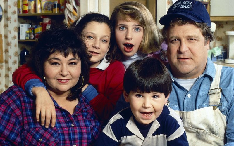 "Roseanne" hob sich vom Gros der Sitcoms der 1980er- und 1990er-Jahre ab. Hier durfte nicht nur herzlich gelacht werden über die Alltagserlebnisse der Arbeiterfamilie Conner. In der Serie wurden immer wieder auch "ernste" Themen wie Arbeitslosigkeit, Homosexualität und Geldsorgen verhandelt. Anlässlich des 50. Geburtstages von Sara Gilbert (zweite von links) zeigen wir, was aus den Stars der Kultserie wurde.