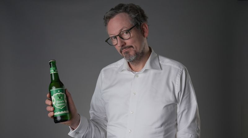 Wie groß ist die Macht des Alkohols? Eckart von Hirschhausen deckt auf, was die Volksdroge Nummer Eins mit unserem Körper, unseren Beziehungen und unserer Gesellschaft macht. Er stellt klar: "Jeder Schluck schadet!"