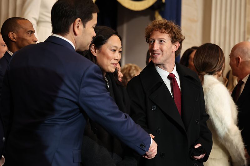 Meta-Chef Mark Zuckerberg (rechts, mit Trumps Außenminister Marco Rubio) wohnte während des Vorfalls selbst der Zeremonie bei.