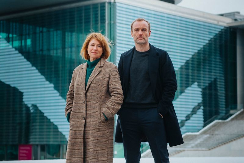 "Tatort: Vier Leben" ist der dritte gemeinsame Fall von Susanne Bonard (Corinna Harfouch) und Robert Karow (Mark Waschke). Das rbb-Team ermittelt im politischen Berlin zwischen Lobbyismus, Menschenrechten - und einem Killer.