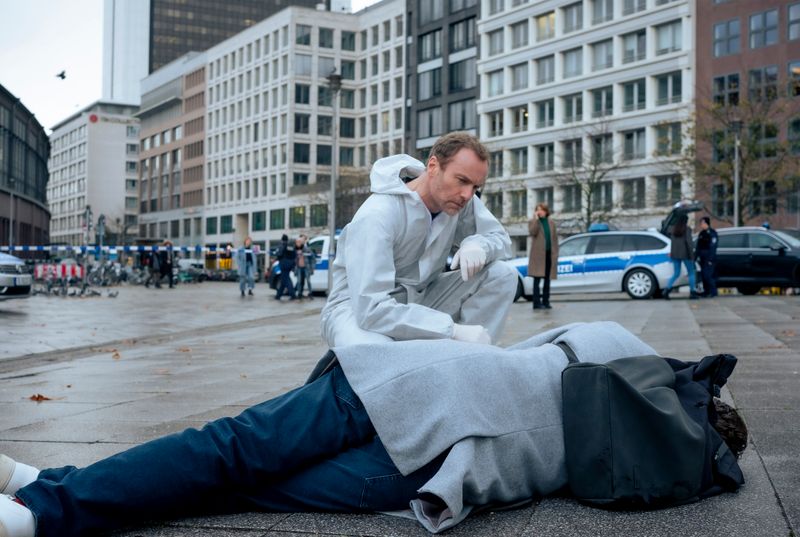 Mitten in Berlin hat es den ehemaligen Politiker Jürgen Weghorst erwischt. Bis vor kurzem ein aufstrebendes junges Gesicht im Berliner Politbetrieb. Robert Karow (Mark Waschke) untersucht seine Leiche.
