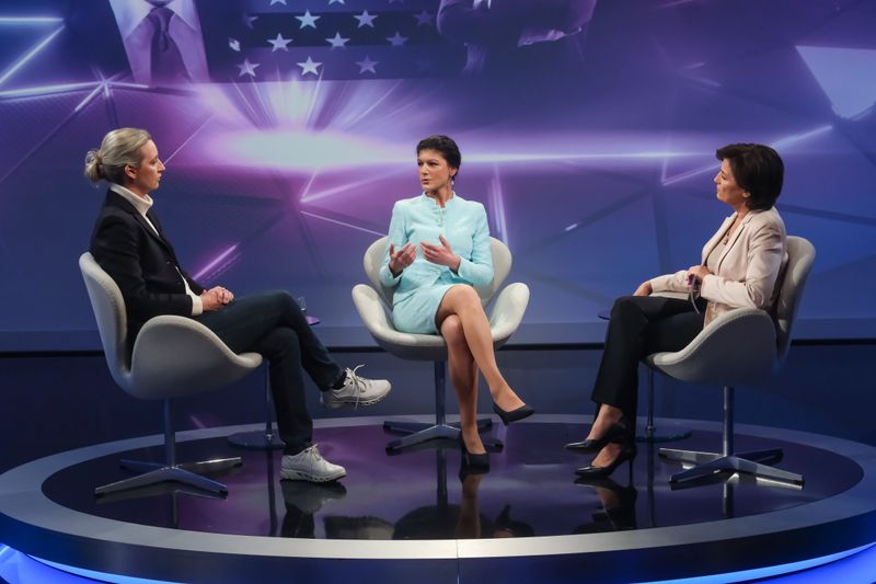 Was eint BSW und AfD, was trennt sie? Das wollte Sandra Maischberger (rechts) von ihren Gästen Alice Weidel (links) und Sahra Wagenknecht wissen.