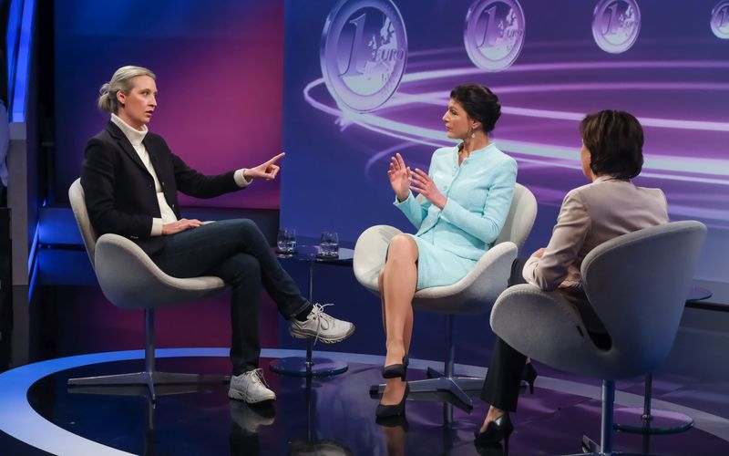 Alice Weidel (links) und Sahra Wagenknecht (Mitte) lieferten sich bei Sandra Maischberger einen teils hitzigen Schlagabtausch.