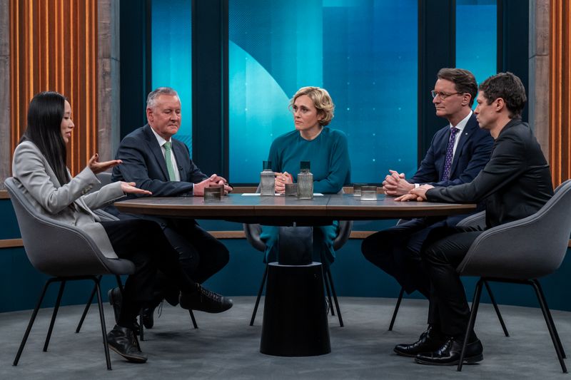 Großer Migrations-Talk bei "Caren Miosga" - mit (von links) Journalistin Vanessa Vu, Oberbürgermeister Thomas Jung, Moderatorin Caren Miosga, NRW-Ministerpräsident Hendrik Wüst und Journalist Ronen Steinke.