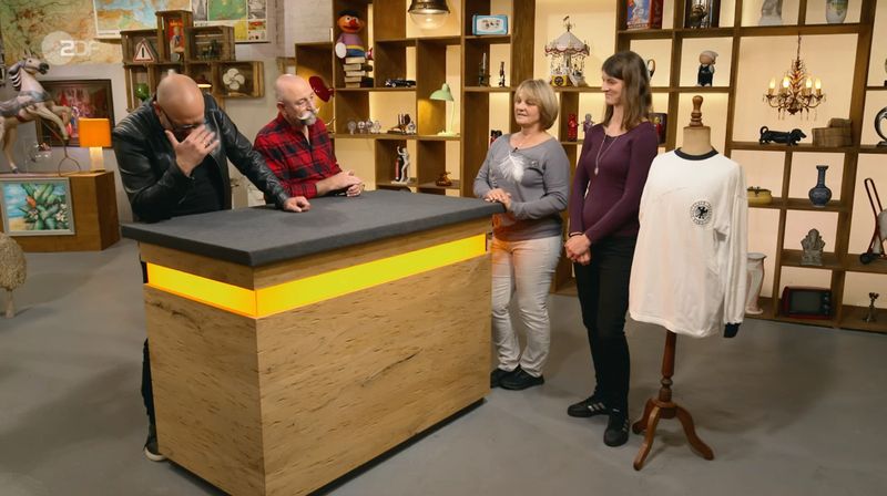 "Das ist ein Nostalgie-Trikot", erklärte Sven Deutschmanek in der Montagsausgabe der ZDF-Trödelshow "Bares für Rares". "Völlig uninteressant", wäre da nicht ein Autogramm auf dem Shirt, das Horst Lichter auf Anhieb aber nicht erkannte. Die Händler hingegen hatten ganz andere Ideen: "Das braucht authentische Flecken", um als Original durchzugehen ... 