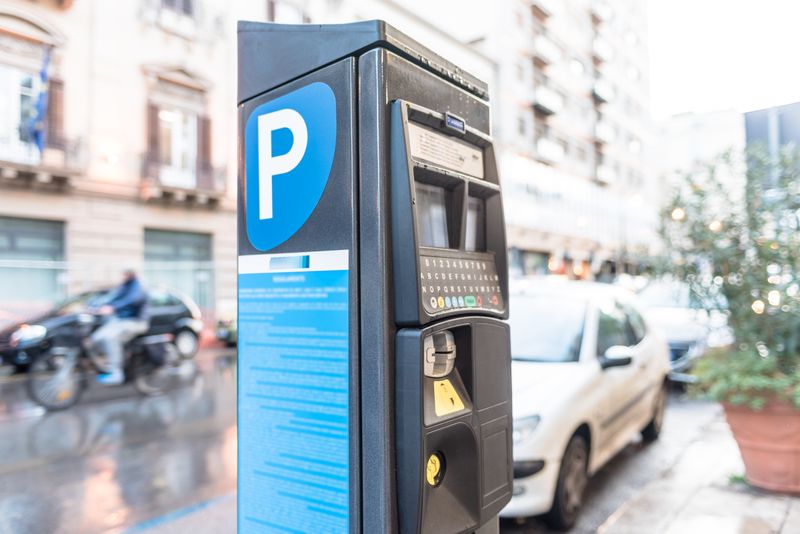 Autofahrer und Autofahrerinnen müssen für das Parken in der Kölner Innenstadt künftig tiefer in die Tasche greifen. 