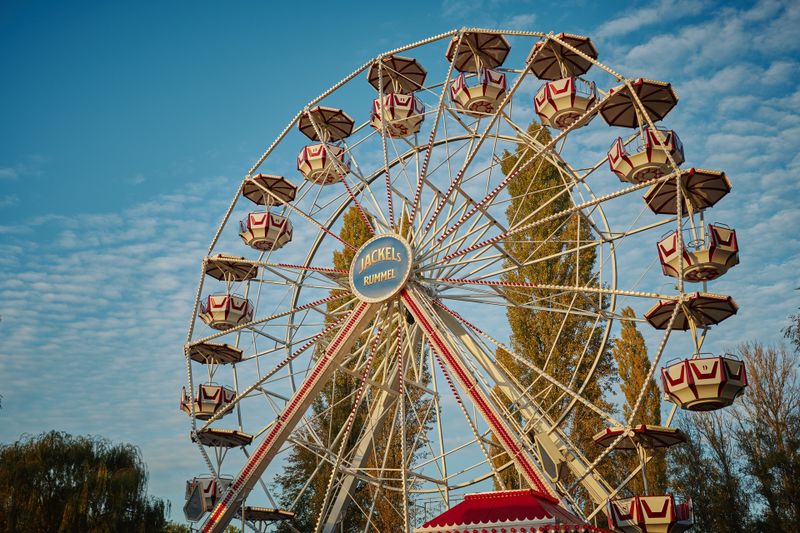 Das titelgebende Riesenrad gibt es natürlich auch in der Neuauflage der DDR-Kultserie noch. 