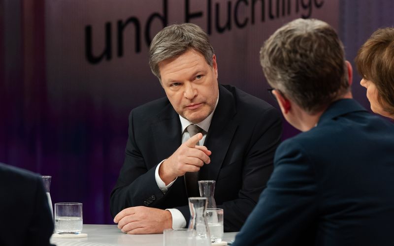 "Herr Linnemann, schließen Sie aus, dass Friedrich Merz sich mit den Stimmen der AfD zum Bundeskanzler wählen lässt?", will Robert Habeck vom CDU-Generalsekretär wissen. Ein eindeutige Antwort bekommt er nicht.