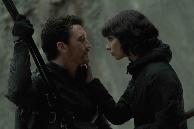 Levi (Miles Teller) und Drasa (Anya Taylor-Joy) sind in "The Gorge" (bei Apple TV+) zwei Elite-Soldaten unterschiedlicher Systeme, die die beiden gegenüberliegenden Kanten einer mysteriösen Schlucht bewachen sollen. Erst lernen sie sich aus der Ferne kennen - dann überwinden sie irgendwann den Graben. 