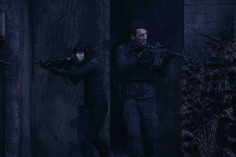 Levi (Miles Teller) und Drasa (Anya Taylor-Joy) können gut mit Waffen ungehen. In ihrer Freizeit erzählen sie sich Sniper-Rekorde. 