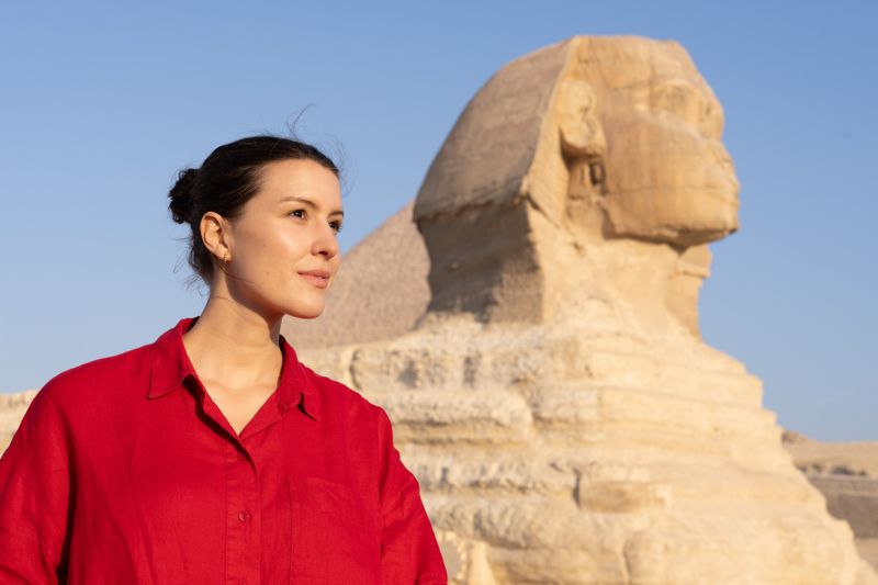 Hannah Emde an der Großen Sphinx: In der neuen Episode "Faszination Erde" fragt sich die Artenschützerin, weshalb das alte Ägypten unterging.
