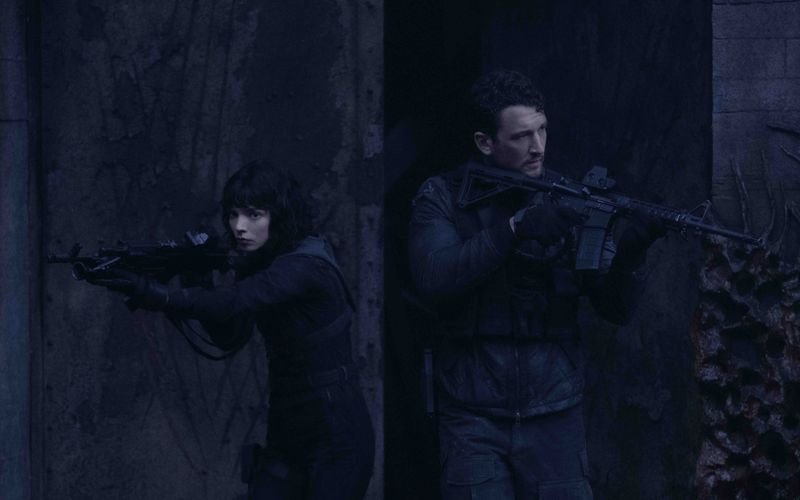 Levi (Miles Teller) und Drasa (Anya Taylor-Joy) können gut mit Waffen ungehen. In ihrer Freizeit erzählen sie sich Sniper-Rekorde. 