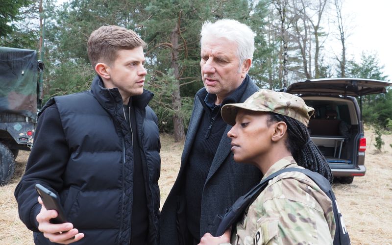 Im "Tatort: Charlie" ermitteln Kalli Hammermann (Ferdinand Hofer, links), Franz Leitmayr (Udo Wachtveitl) und Major Jennifer Miller (Yodit Tarikwa) im Fall zweier toter "Civilians on the Battlefield" (kurz: COBs).