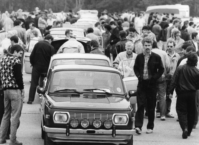 1990 auf dem Automarkt in Dresden: Im letzten Jahr der DDR ist alles möglich - der Hunger nach Autos aus dem Westen ist so groß, dass selbst Schrottwagen Rekordpreise erzielen. 