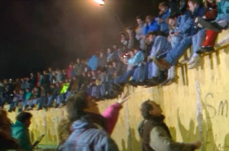 Tausende Menschen aus Ost und West feierten am 9. November 1989 den Fall der Mauer. Danach gab es eine Zeit fröhlicher Anarchie.