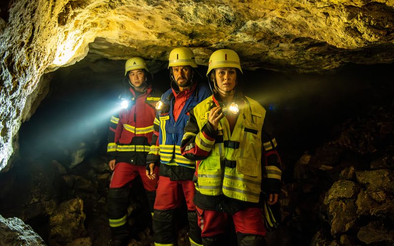 Die drei von der Feuerwehr: Florian (Xiduo Zhao, links), Marie (Christine Eixenberger) und Peter (Stephan Luca) sind auf der Suche nach den verschwundenen Jungen. 