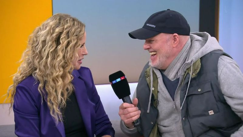 Stefan Raab überraschte "Punkt 12"-Moderatorin Katja Burkard mit einem unangekündigten Besuch.