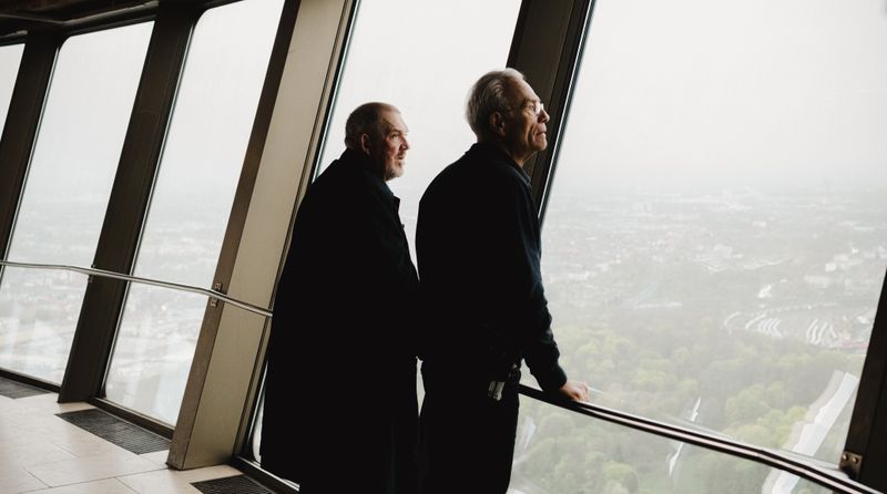 Max Ballauf (Klaus J. Behrendt, rechts) und Freddy Schenk (Dietmar Bärz) schauen sich ihr Köln von oben an. Auf dem Colonius zu drehen, muss aufregend sein. Seit 1999 ist der 266 Meter hohe Fernsehturm im Herzen Kölns nicht mehr für die Öffentlichkeit zugänglich. 