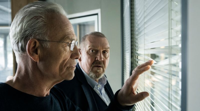 Max Ballauf (Klaus J. Behrendt) und Freddy Schenk (Dietmar Bärz, rechts) bekommen es im "Tatort: Colonius" mit der Technoszene des Jahres 1993 zu tun. Ein Mitglied der Feier-Clique im legendären Club hoch oben im Kölner Fernsehturm "Colonius" wurde erschlagen. Es gibt Hinweise, dass  Ereignisse von damals etwas mit dem Mord zu tun haben. 