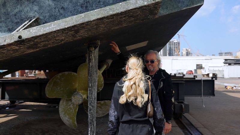 Robert zeigt Tochter Shania, wo das Loch im Boot sitzt.