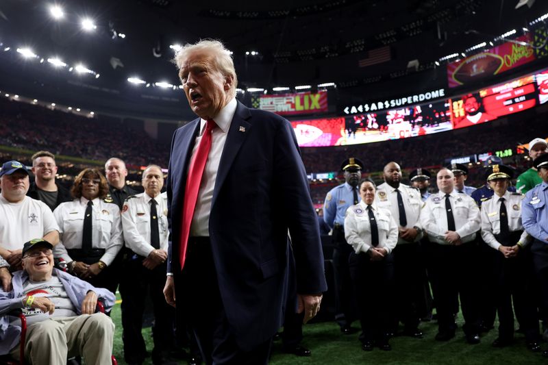 Als erster amtierender US-Präsident überhaupt verfolgte Donald Trump den Super Bowl im Stadion - und machte sich anschließend über Taylor Swift lustig.