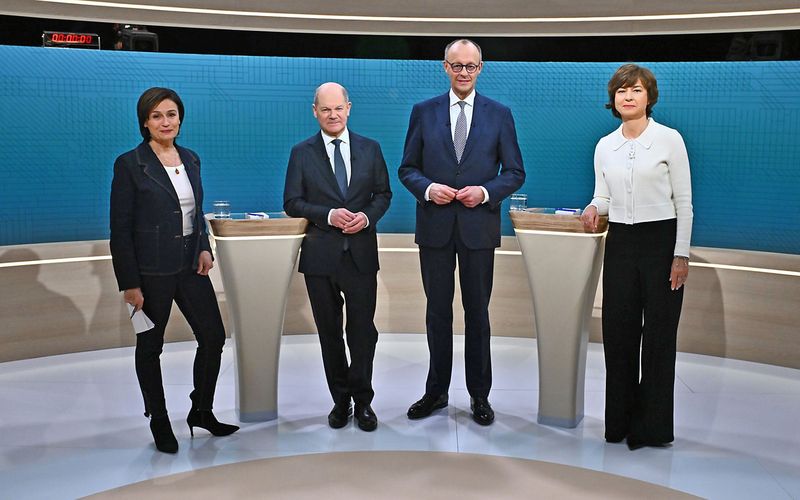 Sandra Maischberger (links) und Maybrit Illner moderierten live im Ersten und im ZDF das TV-Duell Olaf Scholz (Zweiter von links) gegen Friedrich Merz.