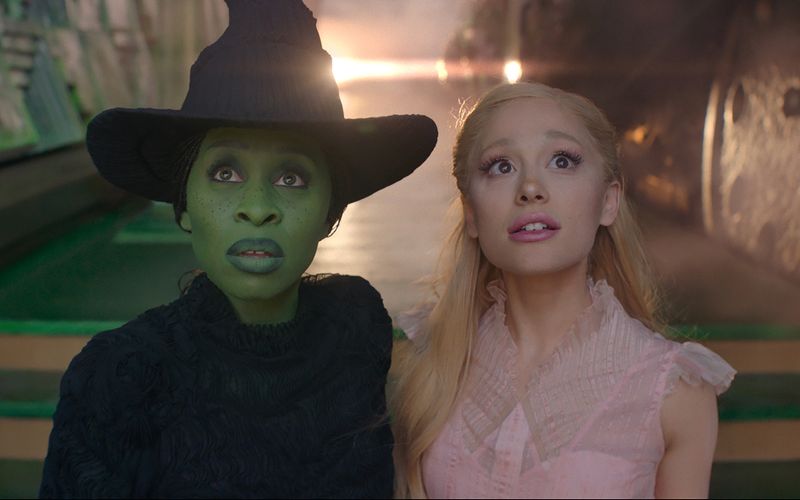 Elphaba (Cynthia Erivo, links) und Glinda (Ariana Grande) tauchen mit dem "Wicked"-Publikum in die fantasievolle Zauberwelt von Oz ein.