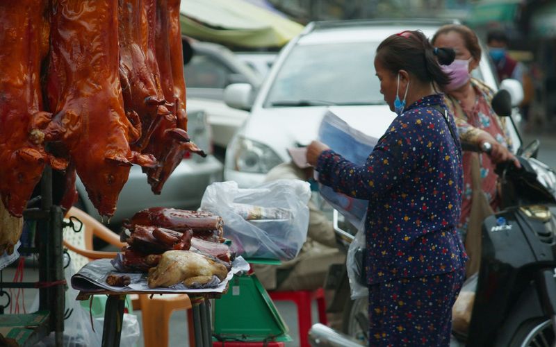 Wildtiermärkte wie hier in Phnom Penh bergen ein großes Risiko für die Übertragung von Viren durch die lebend oder frisch geschlachtet verkauften Tiere auf Menschen. 