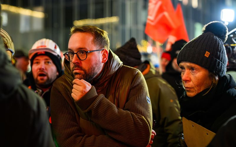 Paul Ronzheimers Reise beginnt an einem Ort, an dem Wut und Verzweiflung deutlich spürbar sind: bei den Demonstranten von Thyssenkrupp-Mitarbeitern im Siegerland.