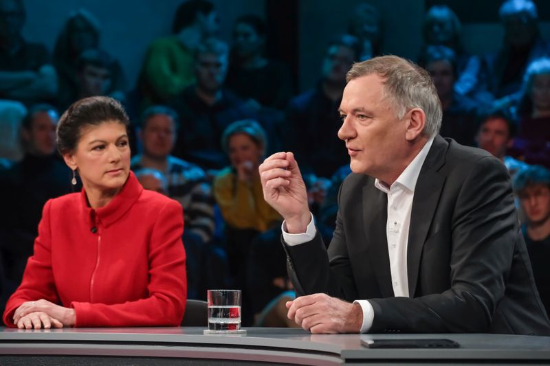 Jan van Aken attackierte nicht nur seine ehemalige Linken-Parteikollegin Sahra Wagenkecht scharf.