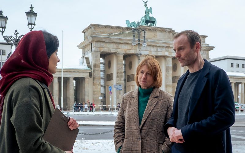 Bonard (Corinna Harfouch, Mitte) und Karow (Mark Waschke) treffen sich mit Aktivistin Soraya Barakzay (Pegah Ferydoni).