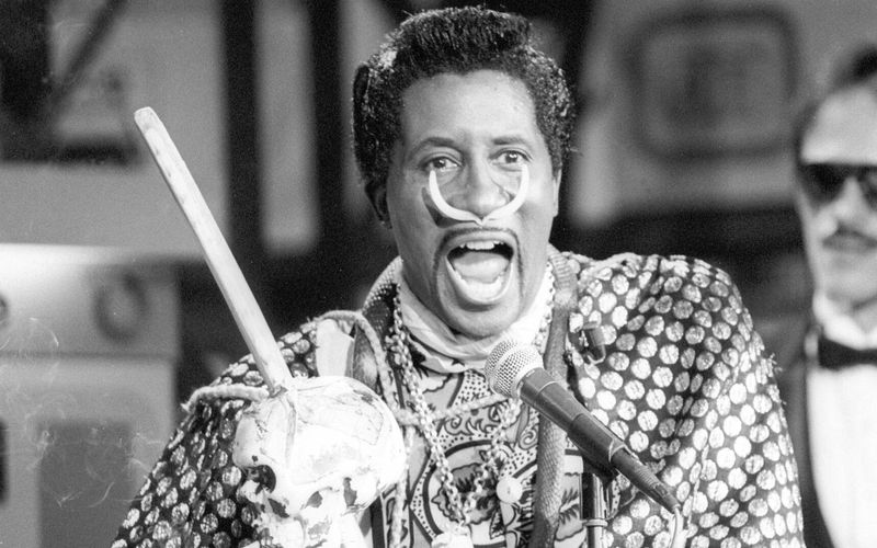 Schon dieses Bild spricht Bände. Screamin' Jay Hawkins gehörte zu den markantesten Musikern seiner Generation. Seine Markenzeichen waren wilde Bühnenauftritte, die gerne mit Voodoo-Elementen spielten, und sein größter Hit: "I Put a Spell on You". Am 1. Februar jährt sich der Tod des Blues- und Rock'n'Roll-Exzentrikers zum 25. Mal. Für uns Anlass, um auf die größten Rock'n'Roll-Pioniere zurückzublicken.