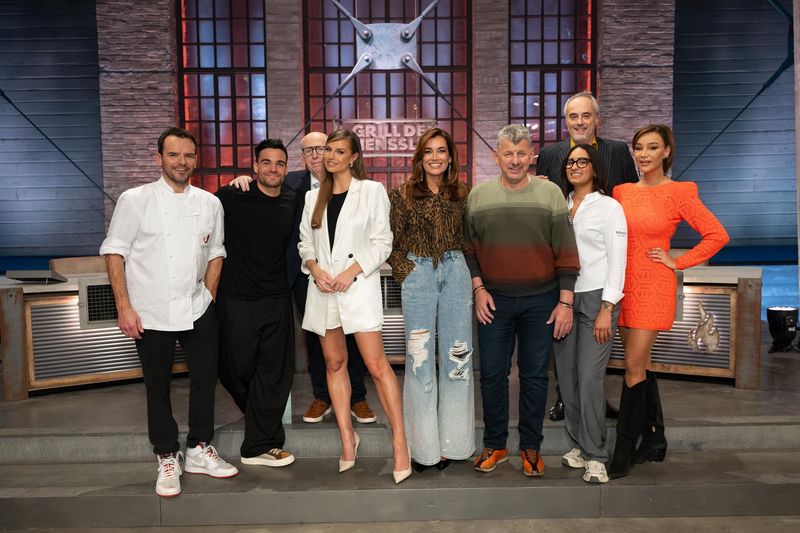 Promis, Koch-Coach, Jury und Moderatorin posieren mit Gastgeber Steffen Henssler: Auf geht's in die 21. Staffel von "Grill den Henssler".