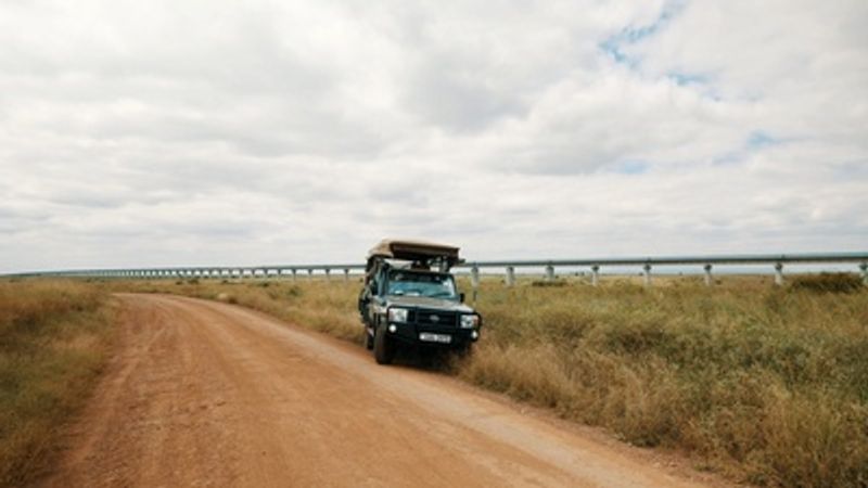 Die Eisenbahnstrecke in Kenia (Hintergrund) wurde von Chinesen gebaut.