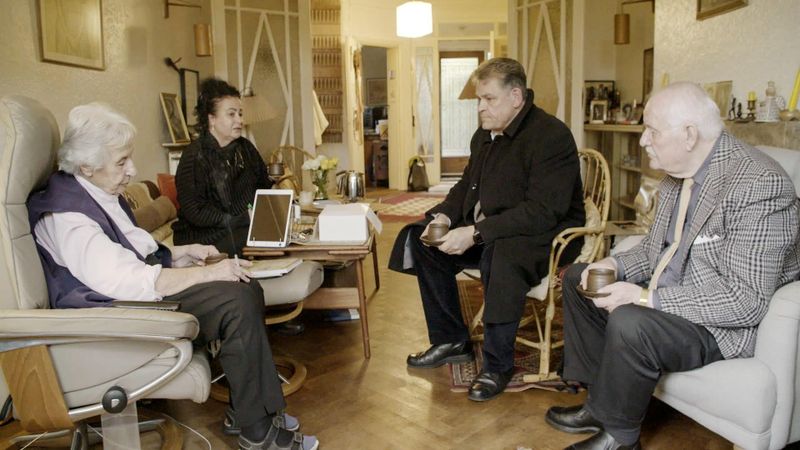 Ein "historischer Moment" beim Kaffeetrinken: Hans-Jürgen Höß (rechts) trifft auf Holocaust-Überlebende Anita Lasker-Wallfisch (links).