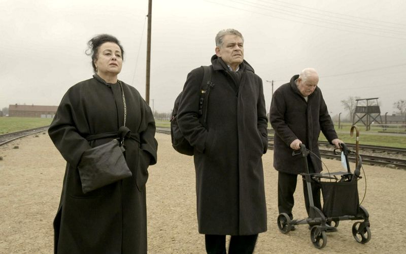 Maya Lasker-Wallfisch besichtigt mit Kai (Mitte) und Hans-Jürgen Höß die KZ-Gedenkstätte Auschwitz.