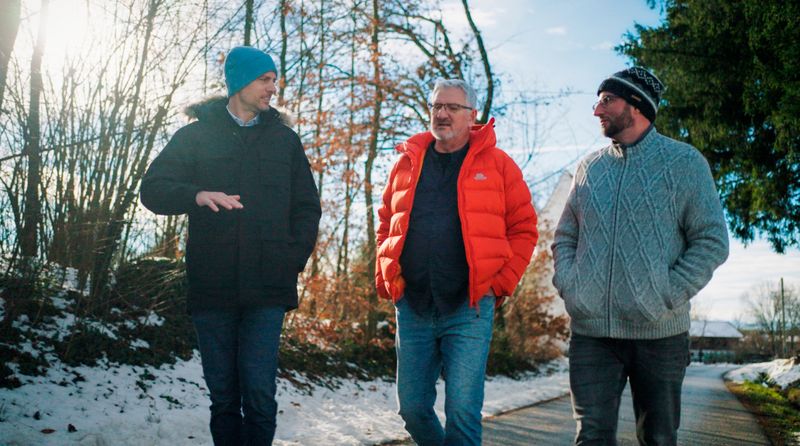 Ingo Zamperoni unterwegs in Bairawies. Dort spricht er mit Wolfgang Köster (Mitte) und Johann Heimgreiter (rechts) vom Verein "Bairawies Aktiv".