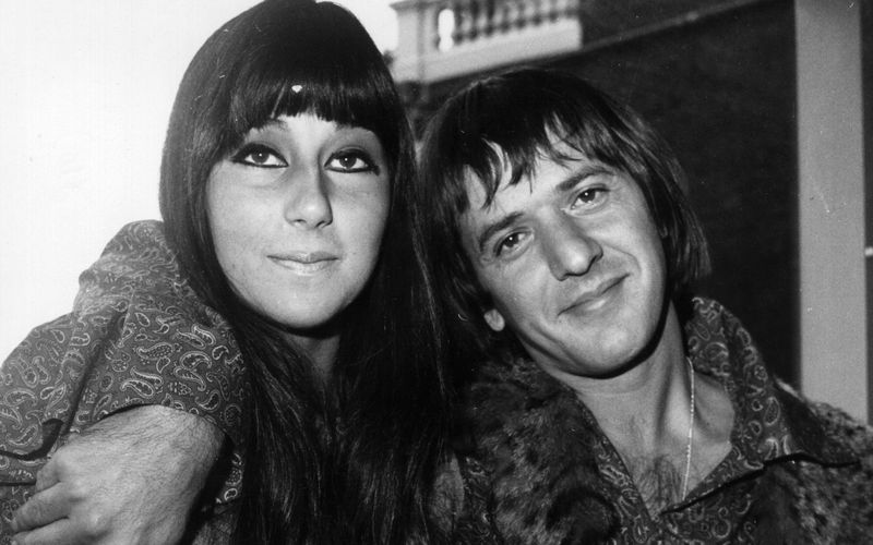 "The beat goes on" sangen Sonny and Cher (Bild) 1966 in ihrem gleichnamigen Hit. Nein, der Beat des legendären Popduos verklang bereits 1977, als das Ex-Paar Cher und Sonny Bono auch künstlerisch getrennte Wege gingen. 1998 starb Bono an den Folgen eines Ski-Unfalls, am 16. Februar wäre er 90 Jahre alt geworden. Aus diesem Anlass erinnern wir an die größten Musik-Duos aller Zeiten.