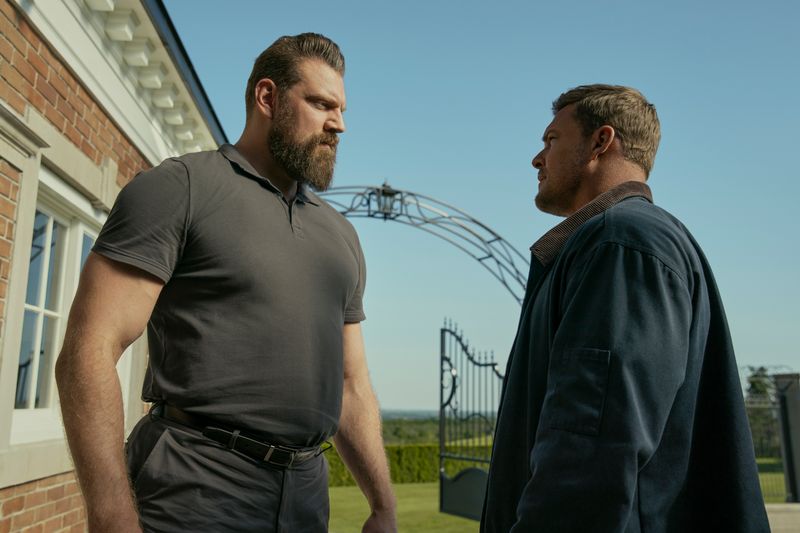 In der jüngst gestarteten dritten Staffel von "Reacher" trifft Alan Ritchson (rechts) auf seinen bislang größten Widersacher - gespielt von "The Dutch Giant" Olivier Richters. Die Amazon-Serie basiert ebenso auf einer Romanenserie von Lee Child wie die Kinofilme "Jack Reacher" und "Jack Reacher: Kein Weg zurück" (21. bzw. 23. Februar jeweils ab 20.15 Uhr auf ProSieben). In der Galerie sehen Sie, welche Serien-Neuauflagen außerdem den Vergleich mit ihren Vorgängern nicht scheuen brauchen.