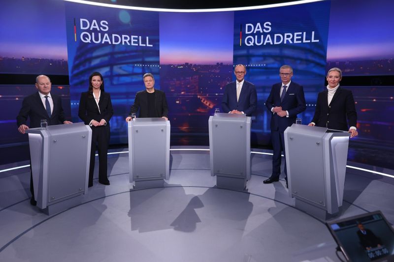 Bei "Das Quadrell - Kampf ums Kanzleramt" sprachen, von links: Olaf Scholz, Pinar Atalay, Robert Habeck, Friedrich Merz, Günther Jauch und Alice Weidel.