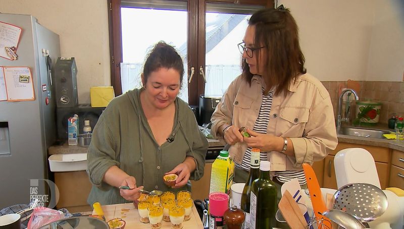 Voller Hingabe beim Maracuja-Dessert: Auftakt-Gastgeberin Nicole (links) und ihre Schnippelhilfe Gaby.