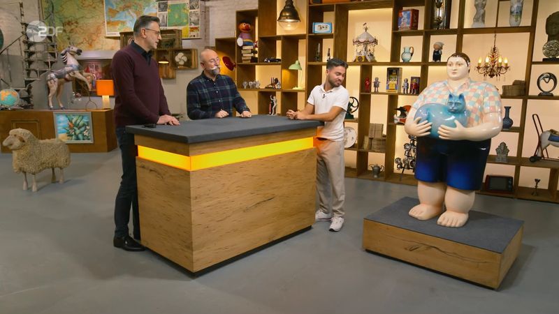 Maximilian aus Wiener Neustadt gab in der Montagsausgabe der ZDF-Trödelshow "Bares für Rares" sofort zu: "Ich finde die Statue nicht so schön." Deshalb sollte sie weg und bloß "nicht mehr mit nach Hause". Das konnte Horst Lichter (Mitte) nur zu gut verstehen. Er dachte sogar, das riesige Kunstwerk sei aus Plastik. 