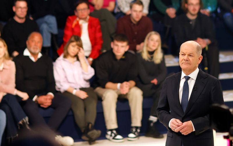 "So viel wie heute ist noch niemals in Deutschland gearbeitet worden", stellte Kanzler Olaf Scholz (SPD) klar, "das hat die Rente stabil gemacht."